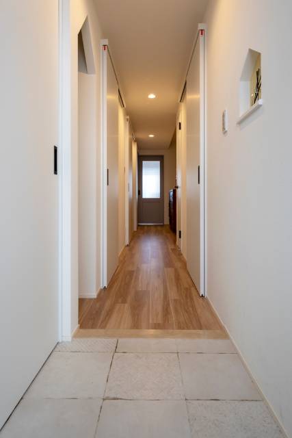 遊び心を添えた玄関収納のある住まい